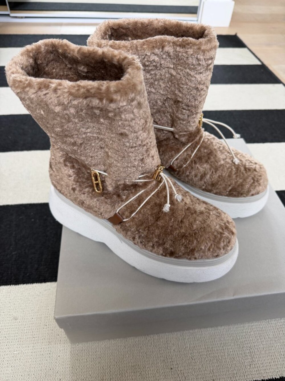 Dee Ocleppo Teddy Faux Shearling Platform Boots Camel Sz 7.5-8 / EU38 NWB